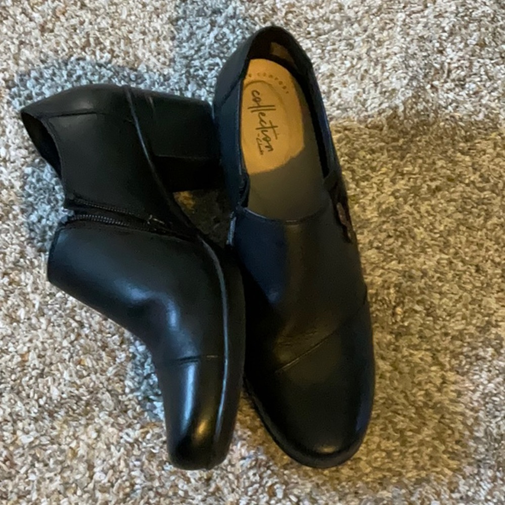 Clark’s Comfort Collection Black Leather Booties size 8.5M EUC